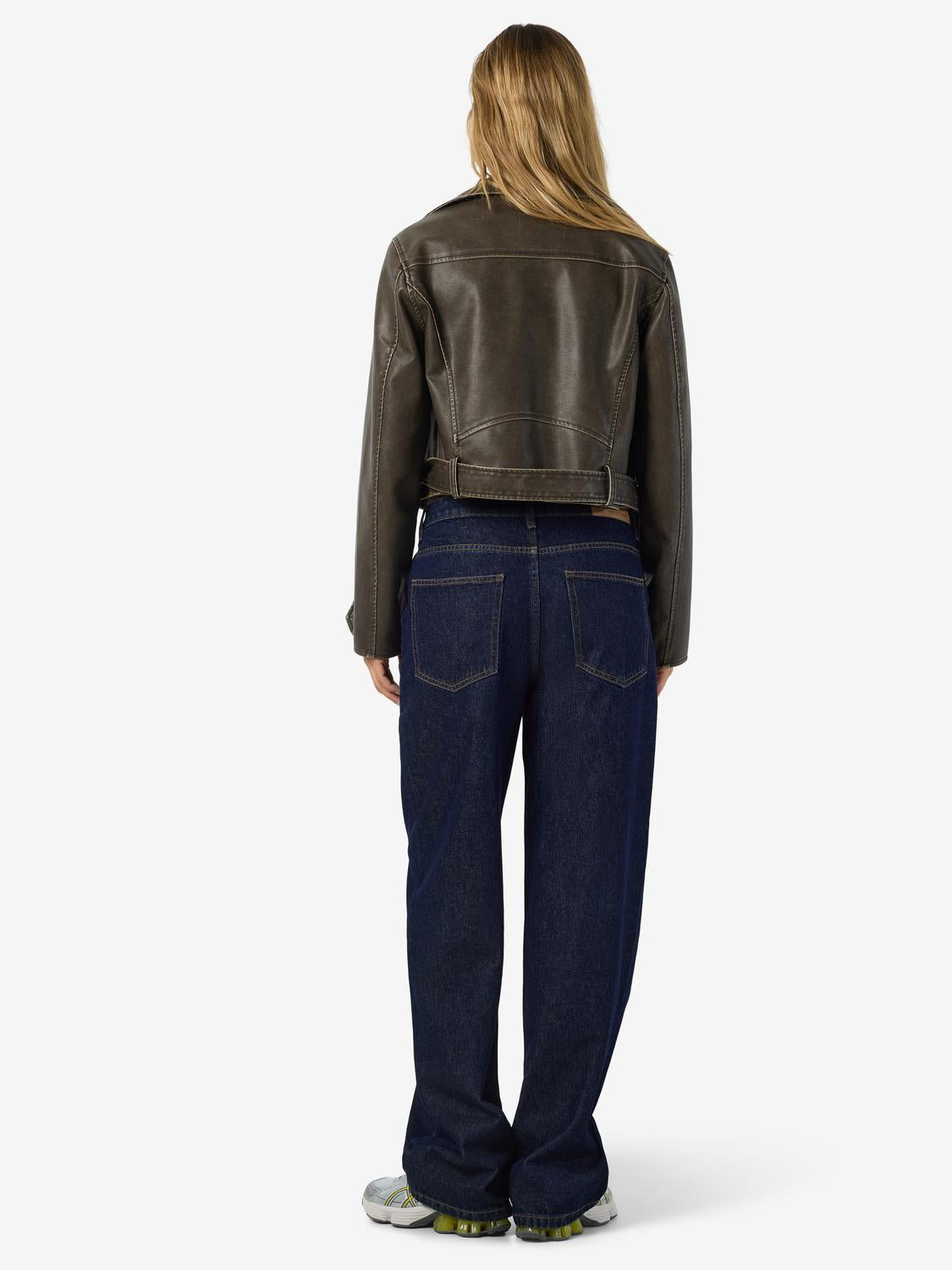 model_shot-front_full